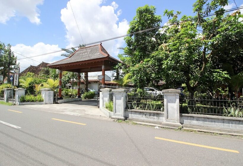 בית מלון כפרי Reddoorz Plus Near Alun Alun Selatan 2