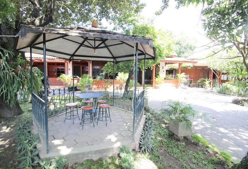 בית מלון כפרי Reddoorz Plus Near Alun Alun Selatan 2