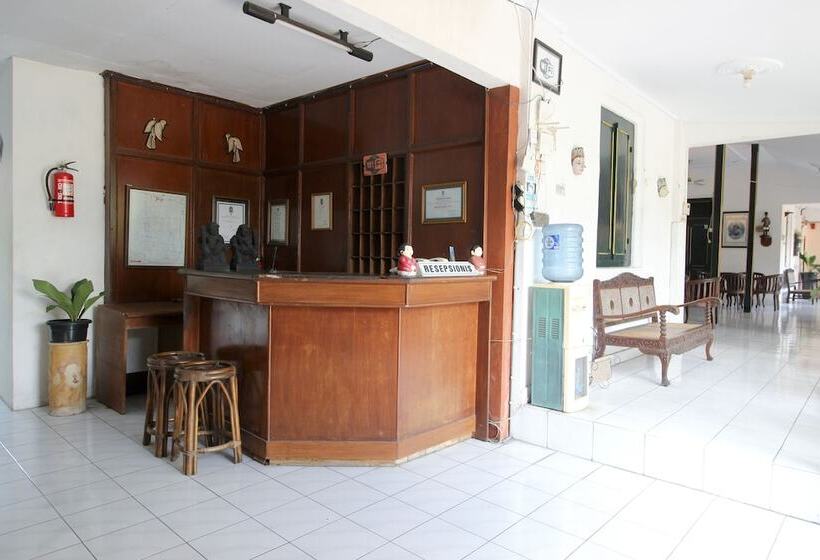 בית מלון כפרי Reddoorz Plus Near Alun Alun Selatan 2