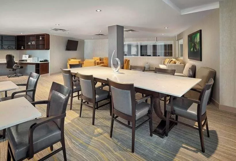 ホテル The Westin Calgary Airport