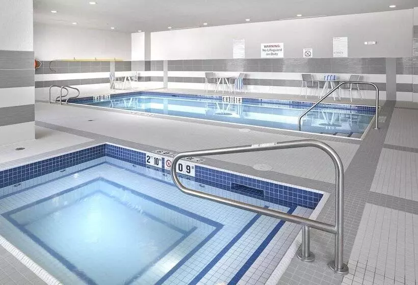 ホテル The Westin Calgary Airport