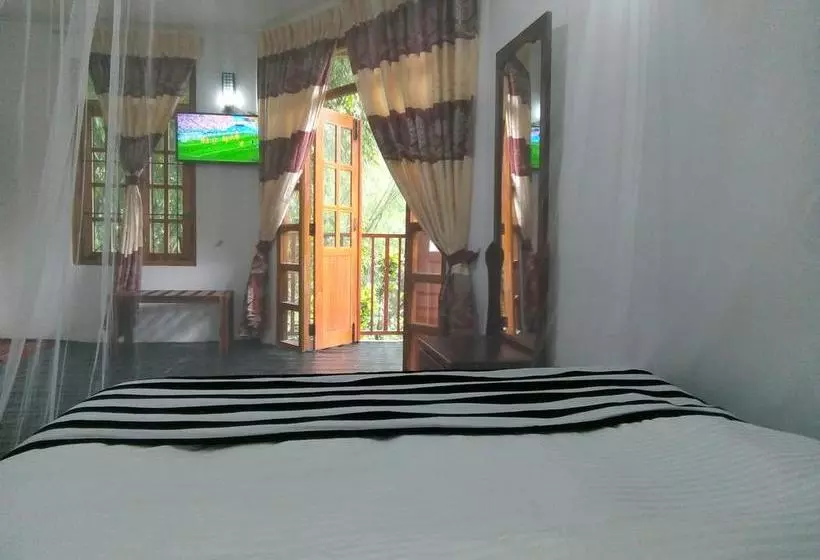 هتل The Inn On The River