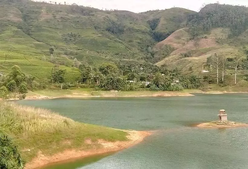 هتل The Inn On The River