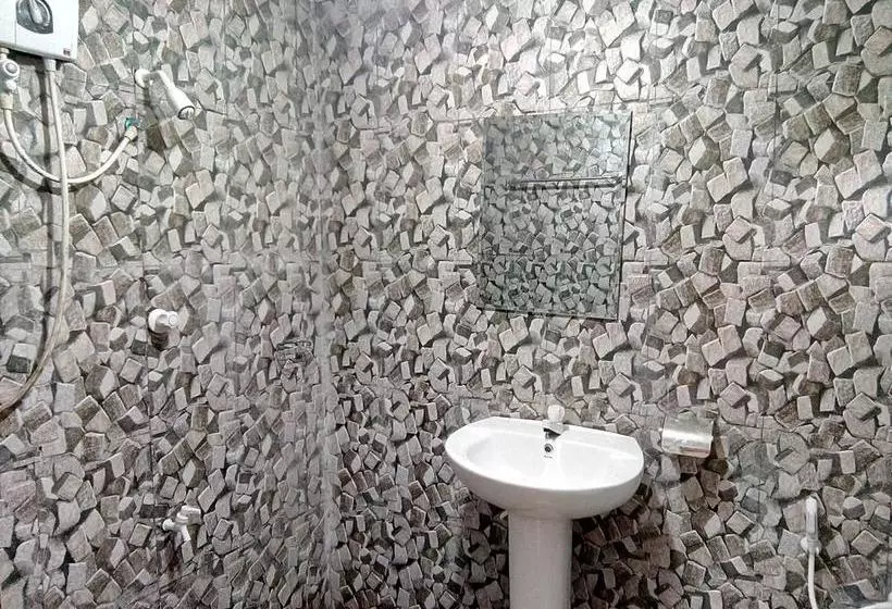 هتل The Inn On The River