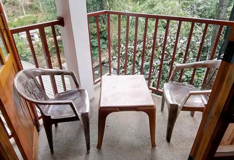 هتل The Inn On The River