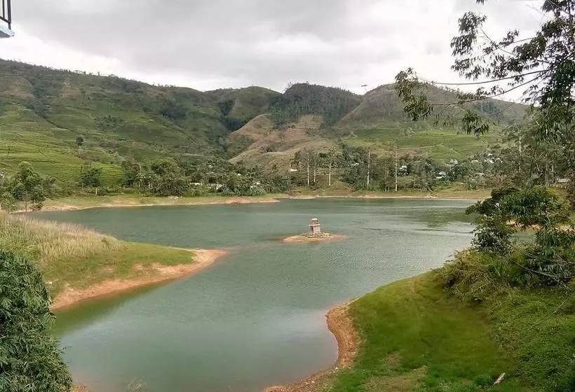 هتل The Inn On The River