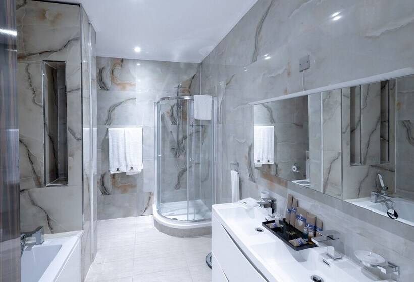 The Wells Carlton Hotel And Apartments