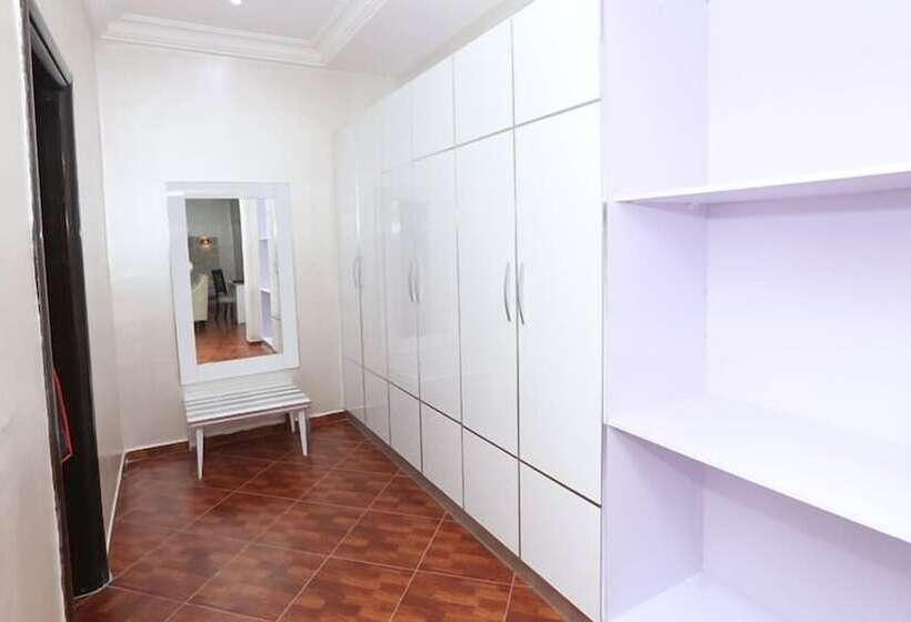 The Wells Carlton Hotel And Apartments