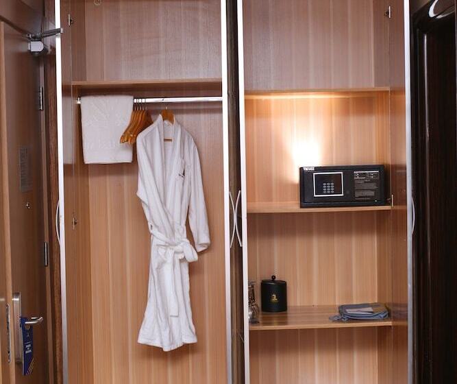 The Wells Carlton Hotel And Apartments