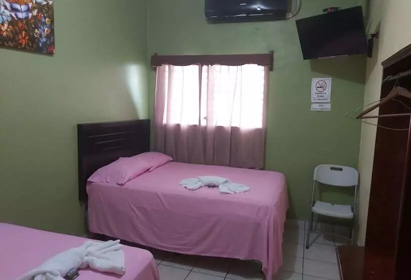 Mados Hotel Tamarindo