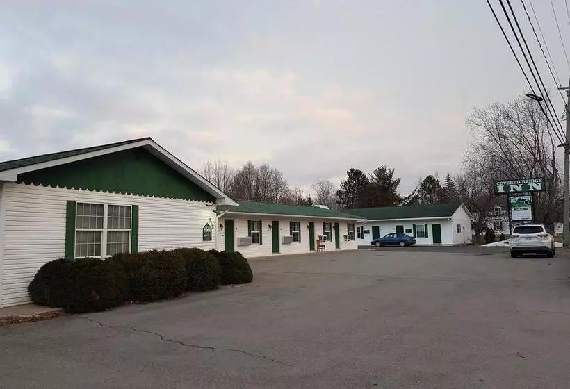 モーテル Covered Bridge Inn & Suites