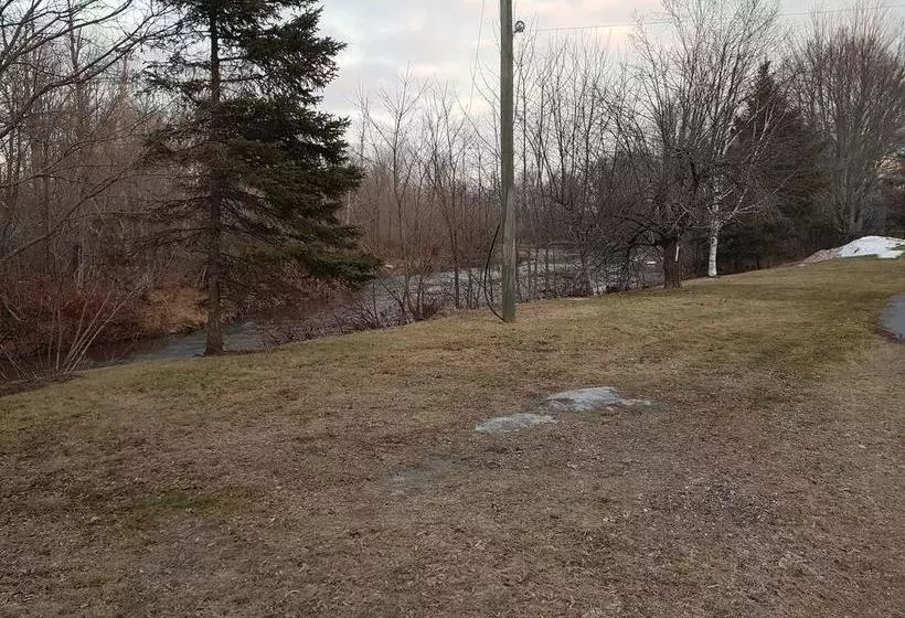 モーテル Covered Bridge Inn & Suites