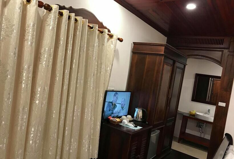 בית מלון כפרי Luang Prabang Villa Sirikili River View