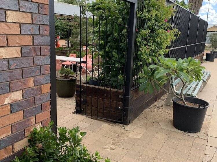 Longreach Most Central Motel