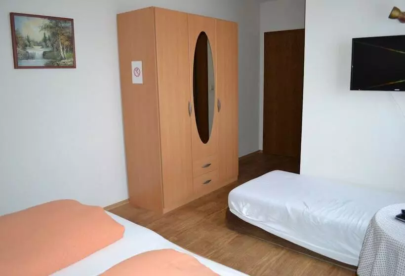 Hotelli Gaestehaus Tagescafe Eckenfels