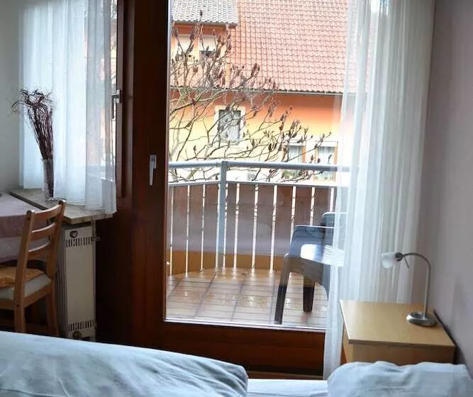 Hotelli Gaestehaus Tagescafe Eckenfels