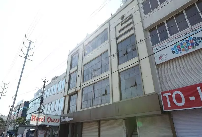 Oyo 10472 Hotel Queen