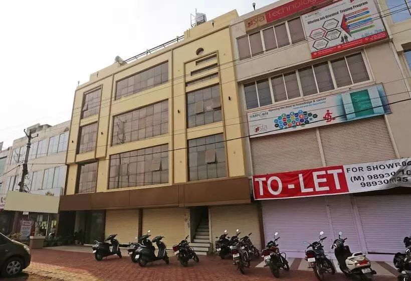 Oyo 10472 Hotel Queen