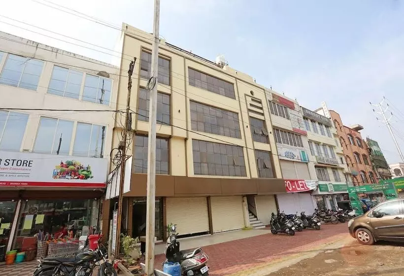 Oyo 10472 Hotel Queen