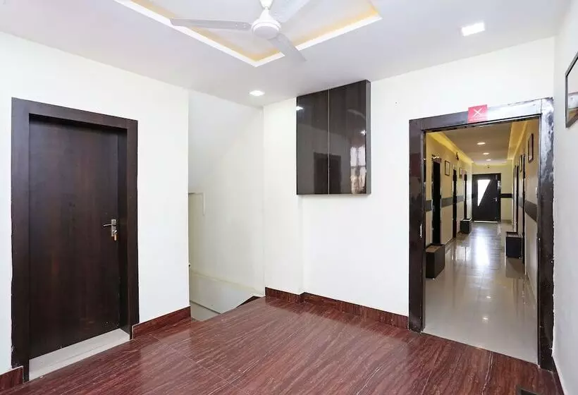 Oyo 10472 Hotel Queen