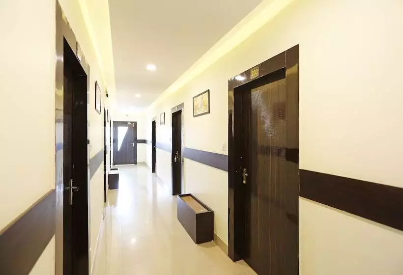 Oyo 10472 Hotel Queen