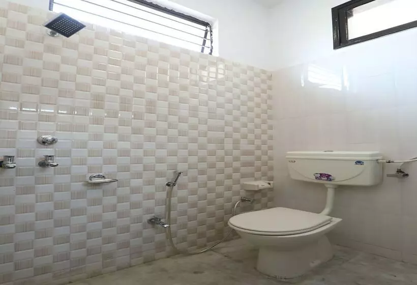 Oyo 10472 Hotel Queen