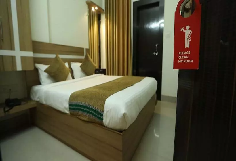 Oyo 10472 Hotel Queen