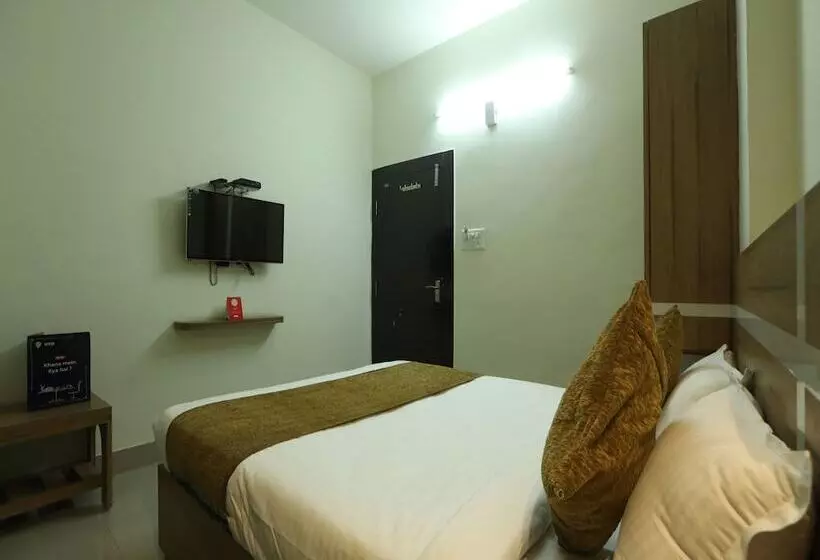 Oyo 10472 Hotel Queen