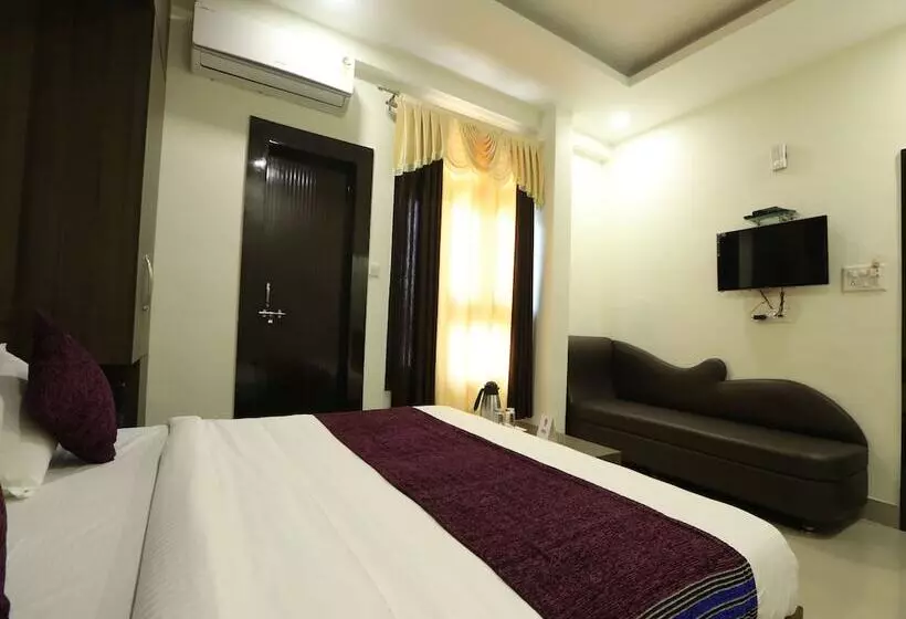 Oyo 10472 Hotel Queen