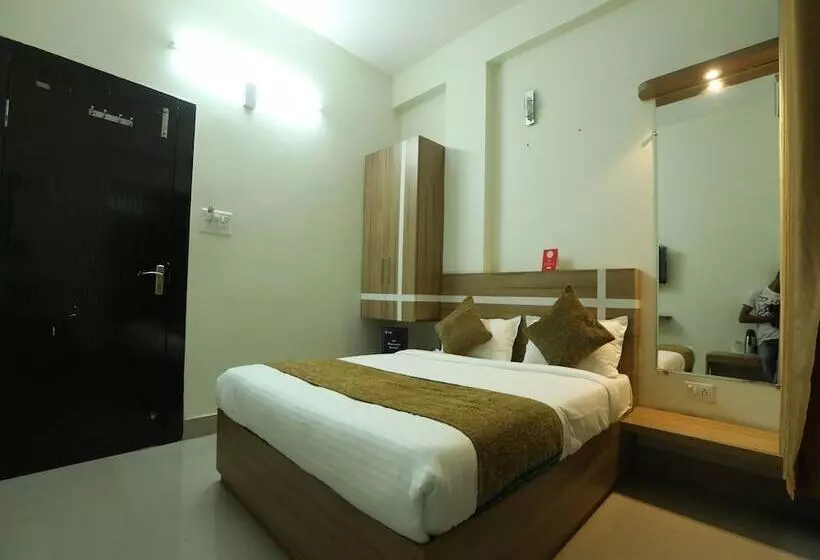 Oyo 10472 Hotel Queen