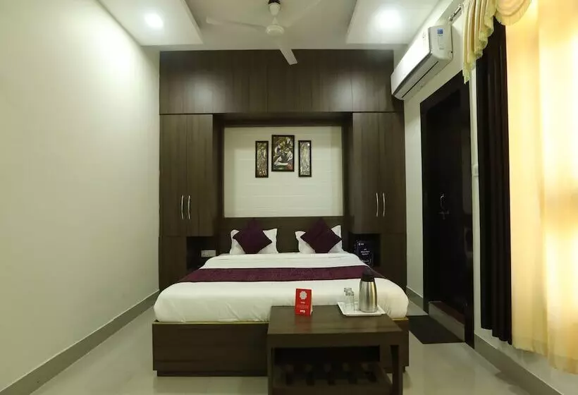 Oyo 10472 Hotel Queen