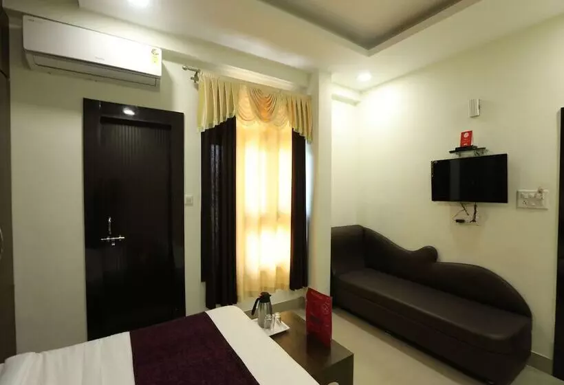 Oyo 10472 Hotel Queen
