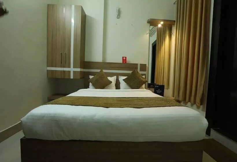 Oyo 10472 Hotel Queen