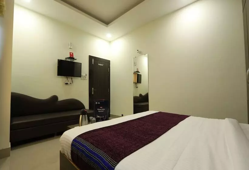Oyo 10472 Hotel Queen