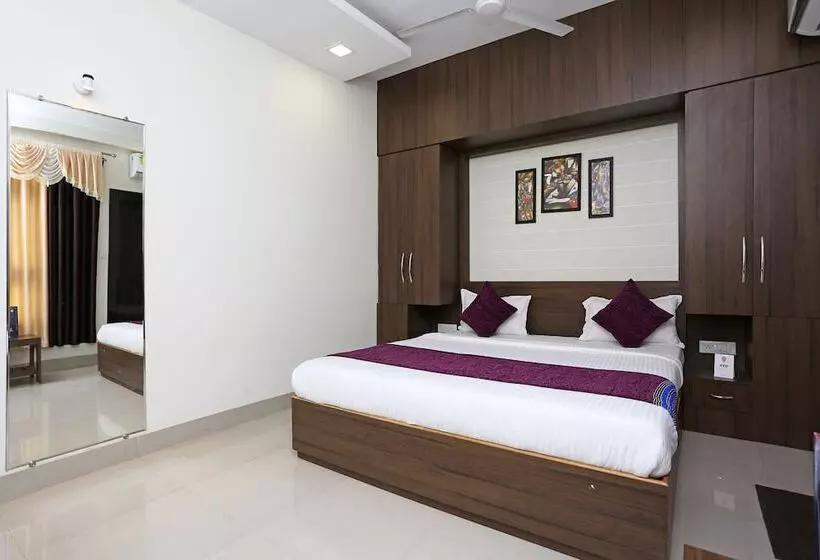 Oyo 10472 Hotel Queen