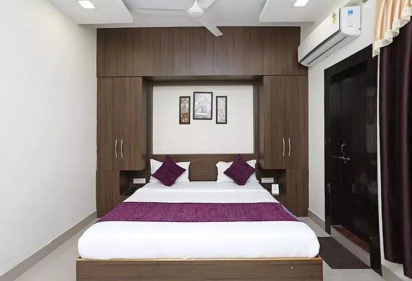 Oyo 10472 Hotel Queen