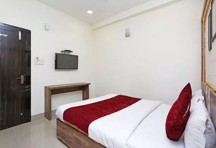 Oyo 10472 Hotel Queen