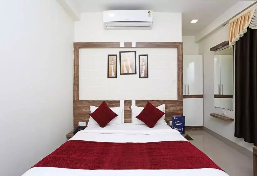 Oyo 10472 Hotel Queen