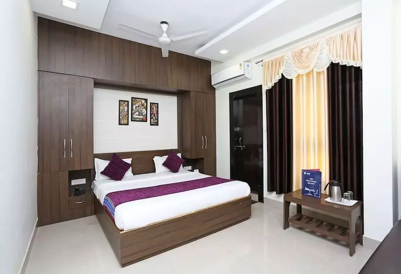 Oyo 10472 Hotel Queen