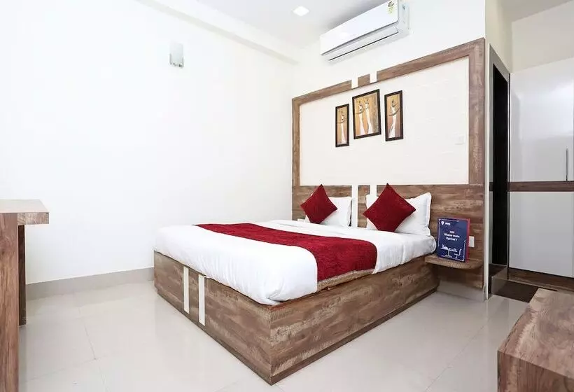 Oyo 10472 Hotel Queen