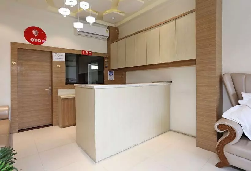 Oyo 10472 Hotel Queen