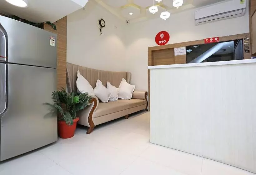 Oyo 10472 Hotel Queen