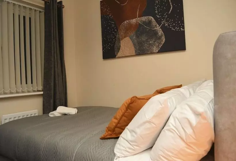 Aamiaismajoitus (B&B) Warrington Suites By Relax Stays
