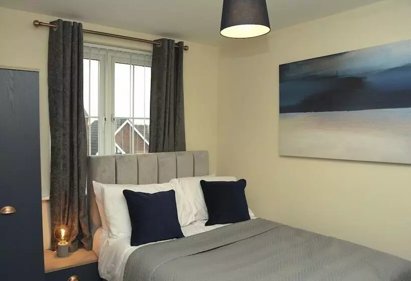 Aamiaismajoitus (B&B) Warrington Suites By Relax Stays
