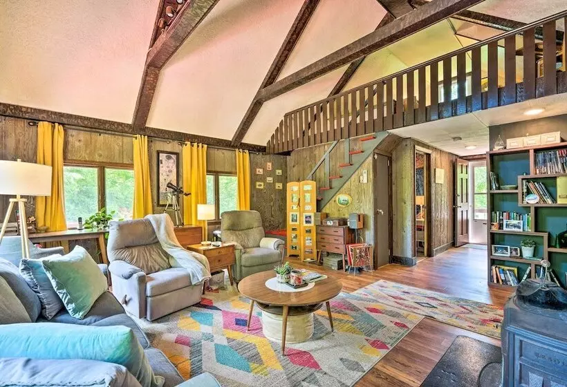 Vibrant Putney Cabin W/ Fire Pit: Hike & Ski!