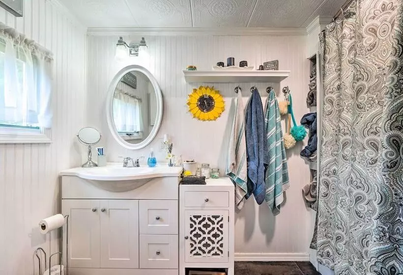 Vibrant Putney Cabin W/ Fire Pit: Hike & Ski!