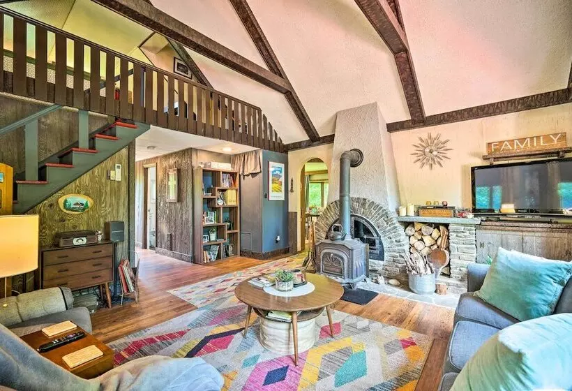 Vibrant Putney Cabin W/ Fire Pit: Hike & Ski!