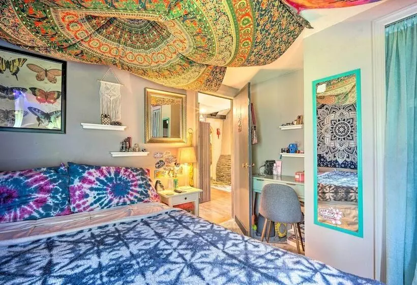 Vibrant Putney Cabin W/ Fire Pit: Hike & Ski!