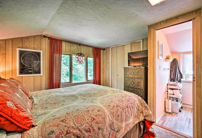 Vibrant Putney Cabin W/ Fire Pit: Hike & Ski!