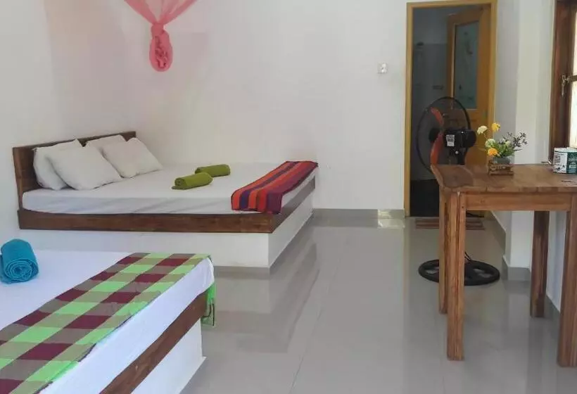 تختخواب و صبحانه Nature Lovers Safari Resort